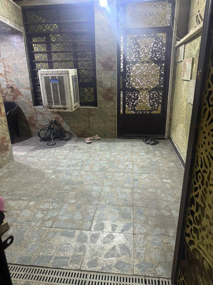 سلام عليكم دار للبيع مساحته 63 متر واجهة 5 ونزال 12 ونص طابو صرف استقبال ومطبخ و ترك و حمام داخلي وخارجي وفوك غرفه نوم وبسطح مسوين مخزن للأغراض مرمم درجه أوله سيراميك و مرمر واضح بتصوير مكانه رئاسه العبيدي قريب على سوك الرئاسة وقريب على مدرسه نداء السلام برأس شارع صايره يعني بل بداية مو جوه. طابو صرف مو زراعي   وهاذ رقم لاستفسار.  *********** بي واتساب
