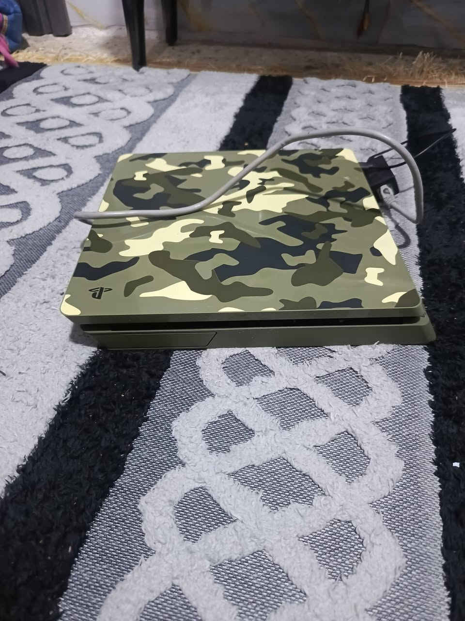 السلام عليكم عندي بلي 4 سلم باندل عسكري مهكر نضام 11 500 كيكه ويا 3 جوستكات بيهن مشاكل بسيطه ويا ملحقاته كامله الجهاز لا مفتوح ولا مصلح بي 3 لعبات رزدنت ايفل 4 او فيفا 25 او ufc 4 الجهاز كامل مكاني بغداد الحريه رقم *********** سعر 275 الف او بي مجال بسيط
