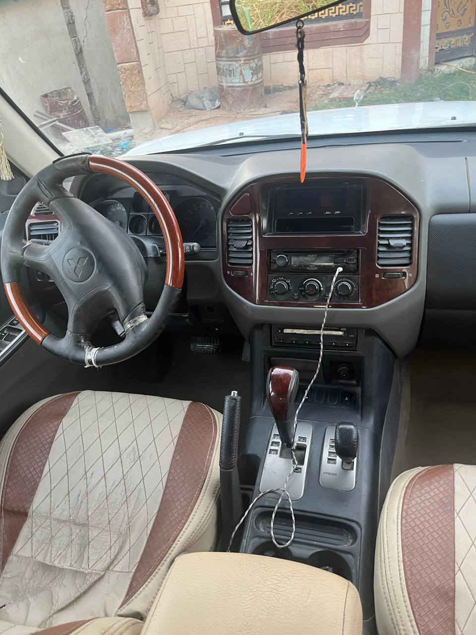 باجيرو موديل 2006 مكفولة من ضربه و صبغ سنويه لل 2031
رقم بغداد دولي 
سبعه راكب تحكم مري 
فتحه بالقماره 
كهربائيات كله شغاله 
تبريد ثلث قطع
باتري جديد 
تخم تاير امامي جديد 
گير ومحرك خير من الله 
السعر 100 وبيه مجال مكان حله اتصال ع ***********
