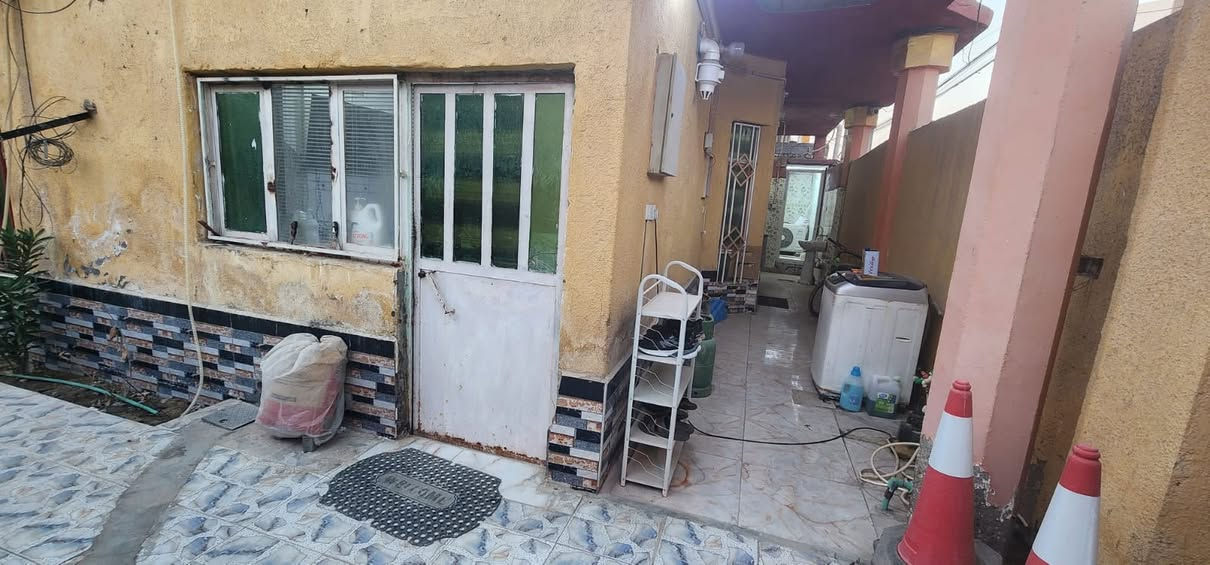 السلام عليكم
دار للبيع طابق واحد
العنوان : البصرة -الجزيرة الثالثة -باب الهوى - شارع رقم15-ثالث بيت عاليسار
المساحة الكلية 285 متر مربع
تاريخ البناء يتوقع 2014
نوع البناء اول متر ونص بعد الباتلو طابوك والارتفاع المتبقي بلوك 
مساحة البناء بحدود 140 مترمربع 
الحديقة 
14.05 ×5.65 متر 
يتكون البيت من :
غرفتين 3.75×5.5 متر 
استقبال 4×5.75 متر
هول اول 3×4.74متر
هول ثاني 3.75 ×7متر
مطبخ 3.60×3.80متر 
فضاء داخلي بجانب الدرج 1.65×2.45 متر
حمام سباحة تحت صحن الدرج 1.5×2.65 
فضاءخارجي بالواجهة على طول البناء بمساحة حوالي 30م٢
تواليت خارجي قرب الاستقبال وتواليت خارجي في ركن الحديقة 
باب كراج عدد ١ 
الجدار الخارجي مغلف بسيراميك بالكامل 
سقيفة جينكو نظامية على كل مساحة السطح 
التسطيح عبارة عن تزفيت وطبقة تراب فقط ارضية البيت سيراميك بحالة جيدة وبدون اي اضرار كراج سيارة من ضمن الحديقة مطبق سيراميك 
الكهرباء مسجلة في مديرية كهرباء الفيحاء 
اسالة الماء مسجلة في دائرة ماء الفيحاء 
ملاحظة : واحدة من الغرف سطحها متضرر من رطوبة الامطار  وبمساحة نص سطح الغرفة 
والثانية سطحها متضرر من رطوبة الامطار من الطرف الخارجي المعرض للجو وبمساحة قليلة جداً
السعر المطلوب 130 مليون دينار
لمزيد من المعلومات يرجى الاتصال على الارقام التالية :
***********
***********
