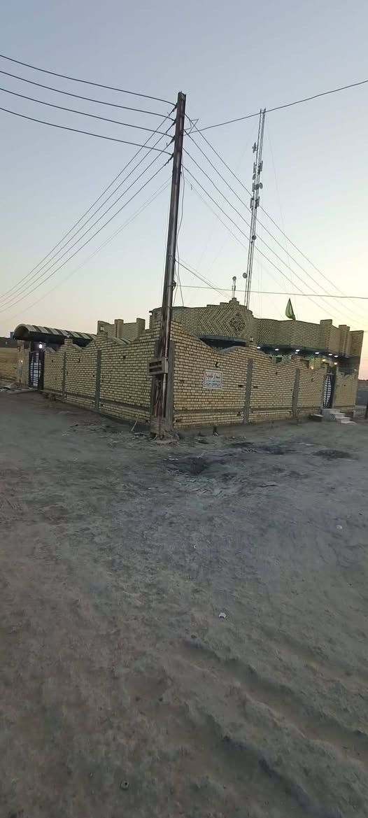 يا الله اللهم صل على محمد وآل محمد
بيت مساحة 400 متر زراعي درجة أولى 
نظام فله وجهين ركن على شارعين وجه على شارع رائسي 
بناء جديد بال 25 يتكون من ثلث غرف وصالتين وستقبال ومطبخ صحيات داخليه وخارجيه حديقه وكراج طارمات عدد ثنين خدمات ماء وكهرباء مولد انترنيت اسواق كلشي متوفر العنوان مدينة البكر بالبساتين أول نزله 
وهذا رقمي ***********
