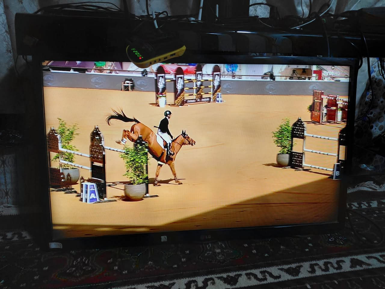 شاشة ال جي الاصلي بدون نت الوانه دقه حجم 32 بس شويه بيه تراب داخل الشاشة ما مأثر بشي سعر 60 اتواصل على واتساب فقط ***********)
