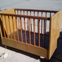 سرير طفل • خشب صنوبر • مناسب حتى ٥سنين