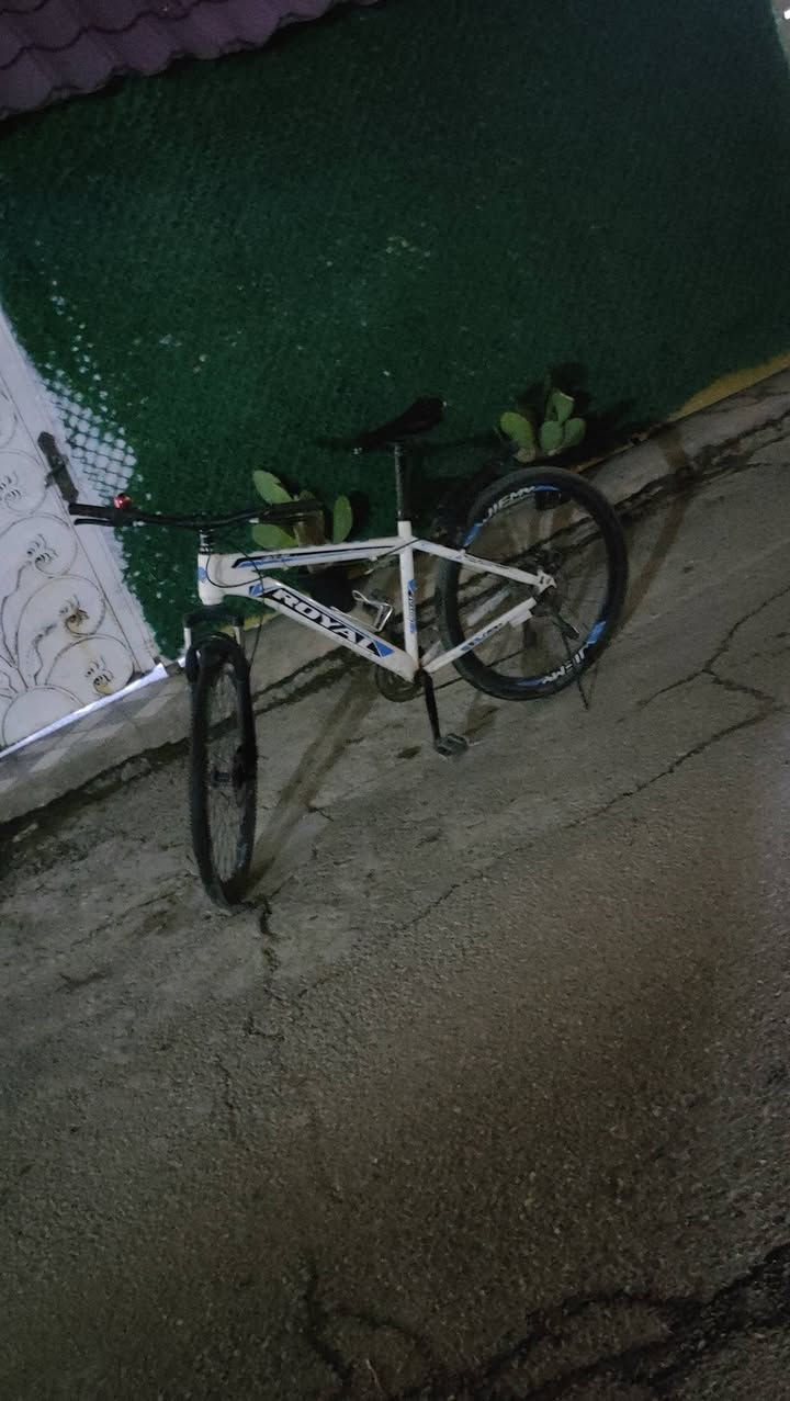 السلام عليكم بايسكل رياضي ماركة رويال مابي نقص بس البريكات يحتاجلهن ضب حجم 26 سعر 50 وبي مجال بسيط مكاني بغداد الجديدة رقم الهاتف ***********
