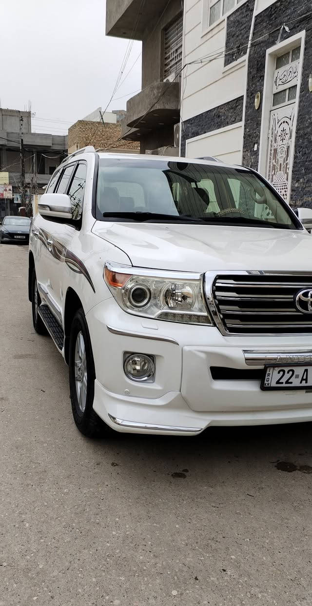 للبيع  لاندكروز ابيض موديل ٢٠١٣ نضيفه جدا مكفوله من الصبغ فقط جزء بسيط بالدعاميه ماشيه ١١٨  الف رقم جديد وسنويه جديده  السياره بريم ومواصفات البريم معروفه السياره جاهزه مابيها اي نقص ***********
سعر 41000$ 
مكان ديالى بعقوبة
