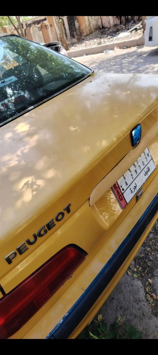 بيجو بارص. موديل 2015   بيه طخه صفحة اليمنه. السياره محرك كير خير  من الله سعر34     تلفون ***********.   تخم تاير جديد.  وبيه مجال.
