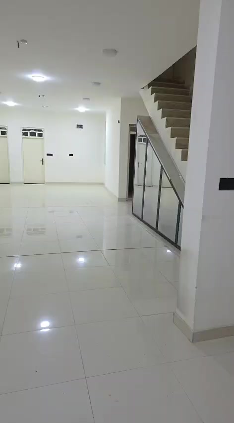 بنايه للأيجار 
الاسكان الصناعي
 الشارع الحولي شارع ال بو فياض
 عالشارع الرئيسي
 طابق ثاني 
تتكون من خمس غرف وصاله كبيره 14 متر ومجمع صحيات عدد 2
تصلح مجمع طبي او مركز تجميل متكامل او قاعة جم او قاعة أعراس او كوفي أو معهد دورات للطلاب أو سكن 
للأستفسار
***********
***********
