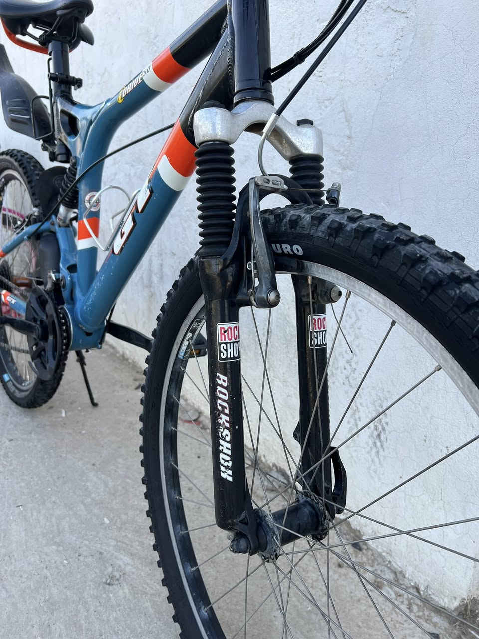 باسکیل امریکی
حجم٢٦ 
قیاس M
مارکە GT 
جسم المنیوم 
دبل امامی ROCK SHOX
  خلفی موجود STR
 سیتم shimano 
بایدرات بولبرین
تایر schwlbe
کشن -MOOLKE
 توصیل کل محافضات عیراق موجود 
عینوان /کلار -رزکار 
ژ.م/***********
