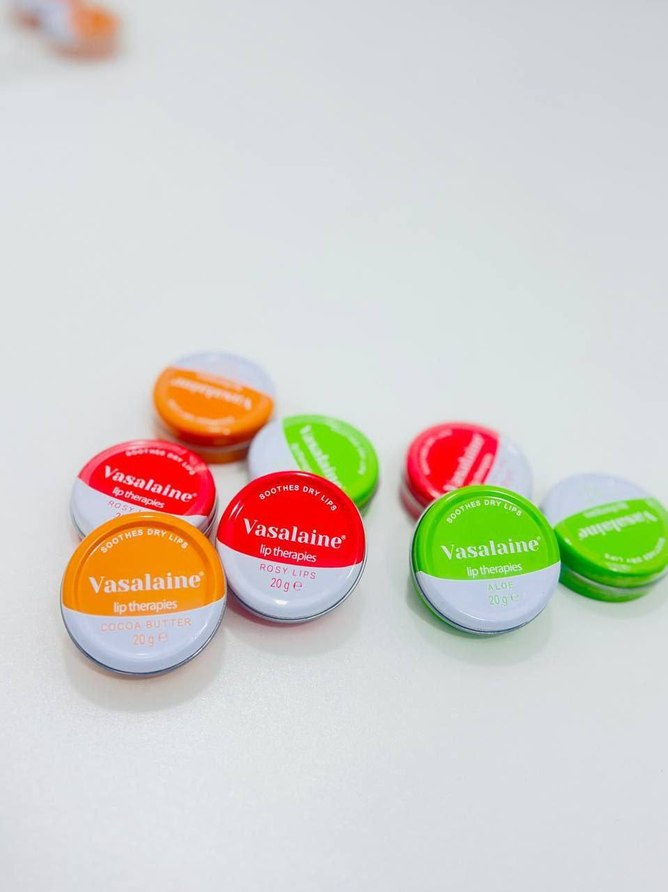 Vasalaine lip therapies"، وهو مرطب شفاه يأتي بنكهات مختلفة مثل الصبار (Aloe) وزبدة الكاكاو (Cocoa Butter) والوردي (Rosy Lips). 
يساعد على ترطيب الشفاه الجافة والمتشققة.
يعطي الشفاه لمعاناً طبيعياً.
يحتوي على مكونات مثل الفازلين النقي وزيت اللوز الحلو وزيت الورد، حسب النوع.
متوفر بأشكال مختلفة، بما في ذلك العلب المعدنية الصغيرة.
يُستخدم يومياً للحصول على ترطيب طويل الأمد.
للطلب مراسله الصفحه


**إذا كنت صاحب هذا الإعلان وتريد حذفه لأي سبب، رجاءا أرسل رسالة إلى الدعم الفني**