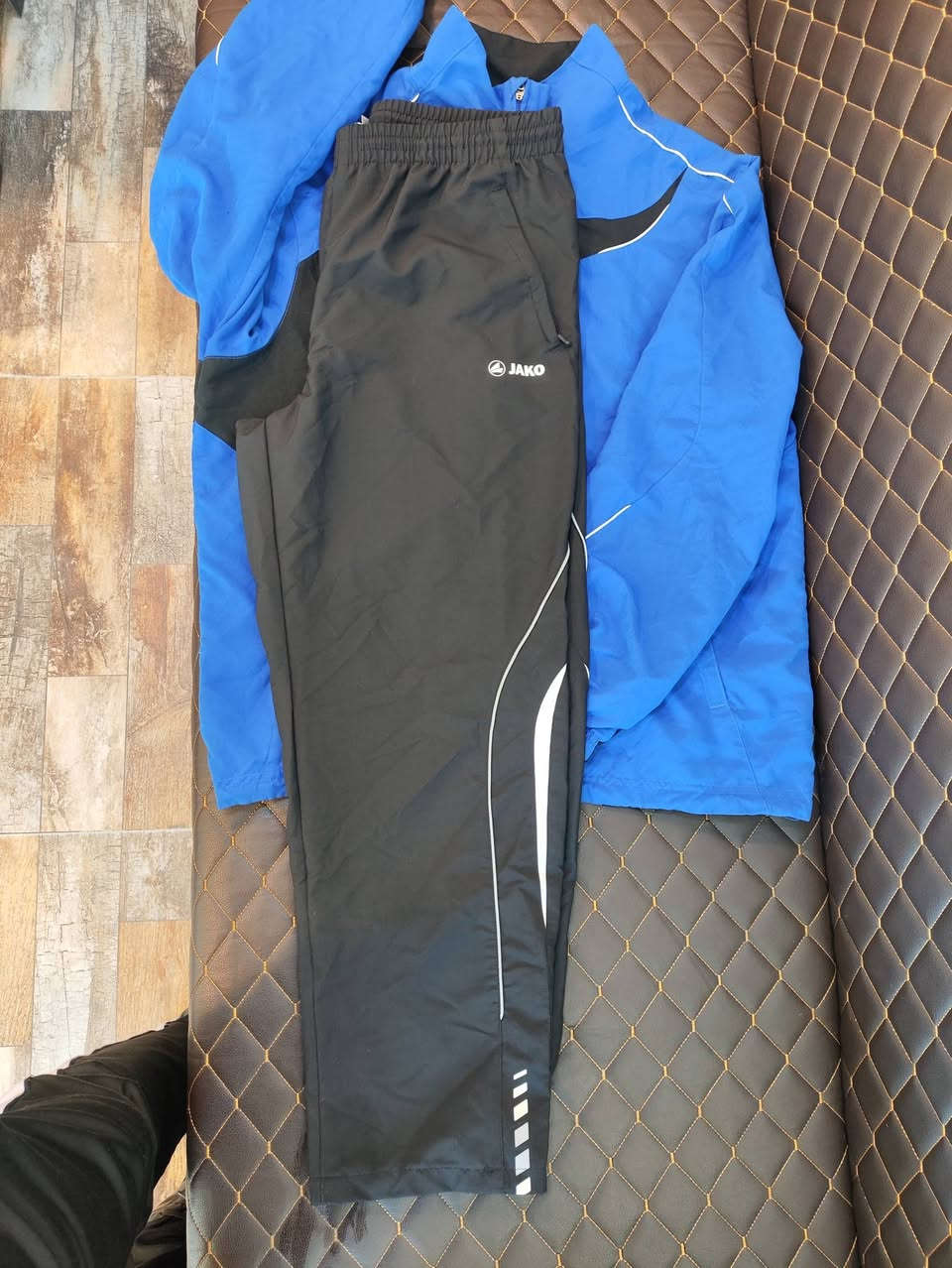 JAKO ✔️✔️ 
 تراك ترهيم 
مبطن شبكة خفيف 
باله اوربي اوريجنال %100
نظافة تامة 
M-L يلبس قياس 
60cm عرض الصدر 
70cm الطول 
95cm طول البنطرون 
19cm عرض الحجل (اسفل القدم)
يتوفر توصيل 6 الاف لجميع محافظات العراق 🚙


**إذا كنت صاحب هذا الإعلان وتريد حذفه لأي سبب، رجاءا أرسل رسالة إلى الدعم الفني**
