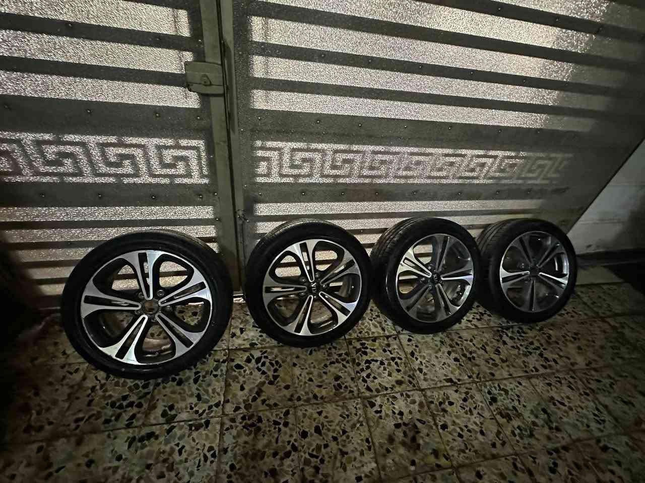 السلام عليكم ويل سيراتو اصلي شركه العدد 4 نظيف جدآ المكان بغداد الزعفرانيه ***********
السعر ٢٠٠
