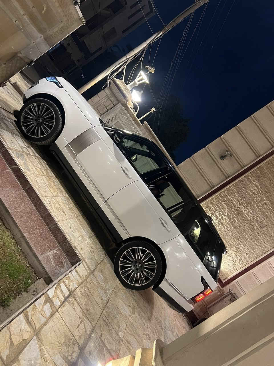 السلام عليكم ورحمة الله وبركاته 💐
(Range Rover Autobiography). 
موديل 2019 ( بصمتين ) الماني 
🚀 supercharge V8
طبعاً السيارات فول مواصفات ١/١ 
وابرز المواصفات راح اذكرها 
————————————————-
- بصمة تشغيل ( تشغيل عن بعد )
- ⁠فتحة سقف / بانوراما 
- ⁠ابواب شفط 
- ⁠ترحيب دخول واقتراب 
- ⁠كشنات مساج 
- ⁠كشنات تدفئة وتبريد 
- ⁠كشنات خزن + كهرباء 
- ⁠شاشات خلفية 
- ⁠دوس كهرباء 
- ⁠داتاشو 
- ⁠ثلاجة 
- ⁠نقطة عمياء + مري قلاب + شفط 
- ⁠خزن ذاكرة مقاعد 
- ⁠تجوه خلفية كهرباء 
- ⁠سقف شامو 
- ⁠ستيرن كهرباء 
- ⁠لايتات داينمك 
- ⁠جكات تصعد تنزل 
- ⁠مودات قيادة مختلفة 
- ⁠اربع كامرات 
- ⁠حساسات امامي + خلفي 
- ⁠جنطة كهرباء + شفط 
- ⁠السيارة اعلى مواصفات بفئتها وبعد بيها هواي مواصفات الجناية يعرفوها 
شباب السيارة مكفولة من الحادث والصبغ . دعاميات صبغ فقط اثر خدوش + بارد بسيط 
شباب السيارة من انظف السيارات بموديلها 
وبدون اي نقص جاهزة متصرف عليه دينار 
رقم بغداد الجديد هزة جديده😍

( مكينة - كير - كهربائيات - صدر ) كله تمام 

ملاحظة / الرقم مو للبيع / عليهة رقم ثاني 
ايظاً لوحة جميلة 
مكان السيارة بغداد / حي الجامعه 
السعر. ٤٦٠ ورقه 
للاستفسار 
 *********** ☎️
