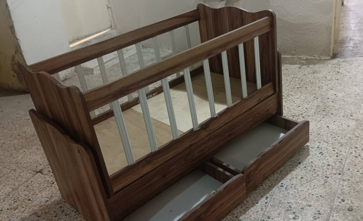 سرير طفل هزاز مستعمل لحد عمر 5 سنوات  ***********
***********
