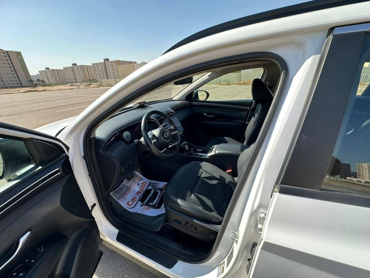 السلام عليكم للبيع فقط 
هونداي توسان موديل 2024 
وارد امريكي رقم بغداد دولي تحويل مباشر 
حادث سطحي تبديل بنيد وجاملغ بدون صبغ نفس اللون وبارد بأخر  القماره (بدون ايرباك)
السياره مواصفات SEL 
فتحه 
بصمه عداد(27000)كيلو متر
رادارات جانبي وامامي 
جلد (السعر190)
وبعد بيها هواي مواصفات 
مكان السياره بغداد /بسمايه 
للاستفسار /***********
