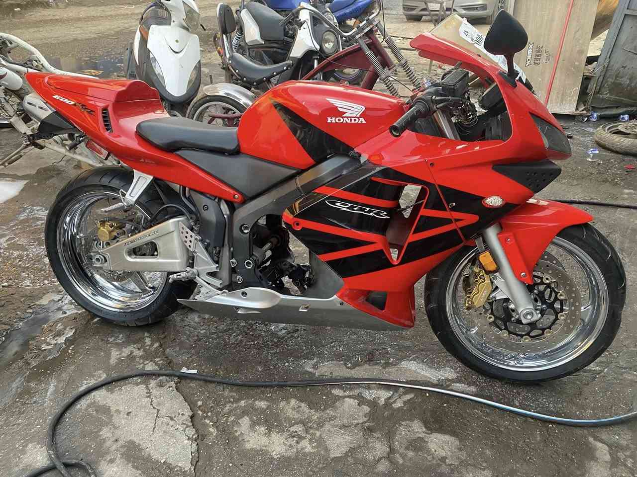 Rr 600 موديل 2003 سعر قفل 13 ورقه
كشر بلا مكينه شرط حاويه مماشي بالعراق ولا متر 
مكاني حله 
***********
