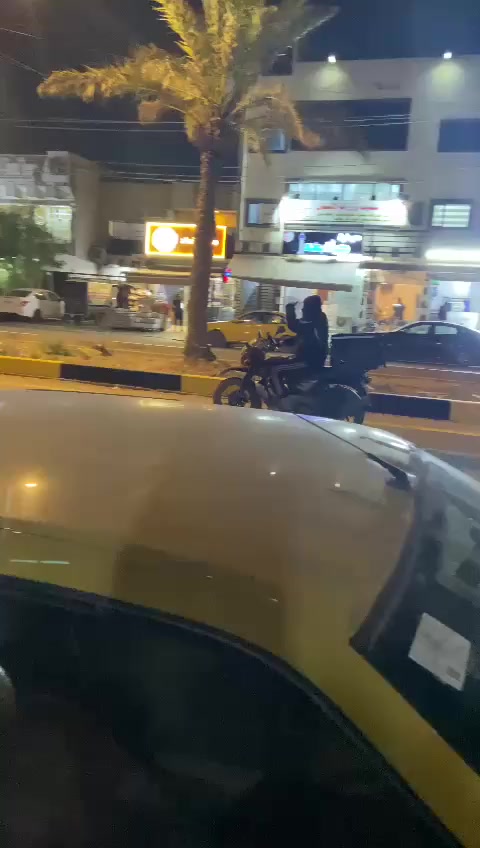 للبيع بيت مكون من اربع غرف وثلاث حمامات ومطبخ واستقبال وهول  المساحه١٧٢ ونص الواجه ٦اله ربع والنزال٣٠البنوك السعر4500وبي مجال بسيط الاستفسار ع الرقم***********
