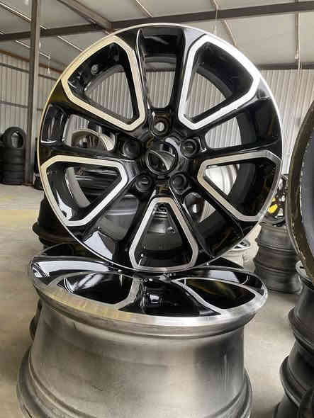 متوفر اطارات مستخدمه باله 
كافه القياسات والاحجام 
انتاج حديث 
متوفر ايضاً ويل ويل كب جديد ومستخدم 
كافه القياسات والاحجام 
اطارات جديد كل القياسات 
عنوان العزيزيه المدخل الشمالي 
مقابيل حسينه حواس 
رقم ***********
