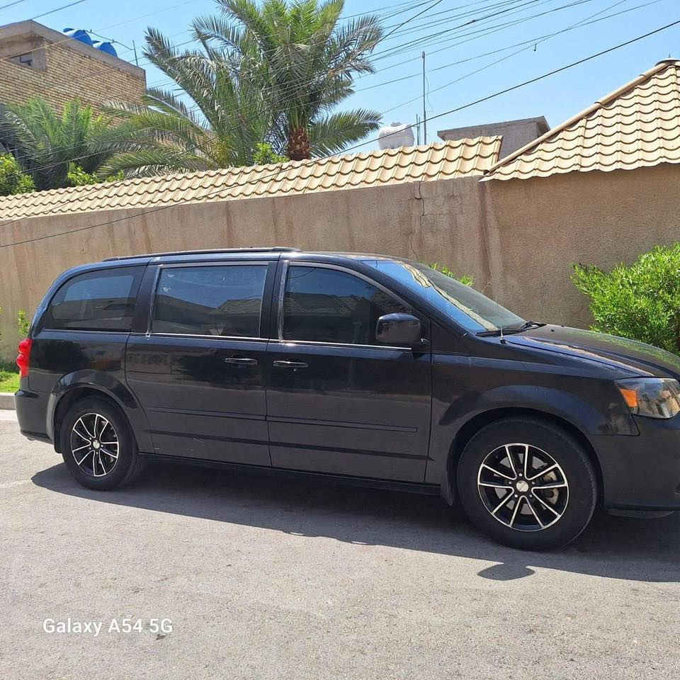 السلام عليكم شباب مرخصت الادمن دوج كرفان موديل 16 أجره للبيع ماشيه 172 حقيقي سياره نظيفه مال بيت ماعندي خط بيها موظف اني السعر 140 وبيها مجال اتصال وت ساب ***********
