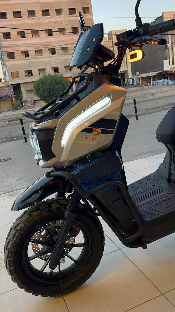 ‏مواصفاته ***********

‏ 💥6 بطاريات🔋 من نوع الكرافيت 

‏💥اناره عالي وناصي 

‏💥لدات من الجانب الأيمن و الأيسر 

‏💥دبلات خلفي وامامي 

‏💥تقطع مسافة 90 كيلو مير بالشحنة الواحده وأكثر حسب الوزن 

‏💥شاحنه عداد رقمي 

‏💥طول الواير 2 متر 

‏💥إيقاف ذاتي 

‏💥تايرات جبلي 

‏💥مثبت سرعه 

‏💥نضام ال R و P

‏💥بلوتوث عالي 

‏💥لون مميز جدا

‏💥مزوده بجنطه خلفيه و جنطه على الجانب الأيمن و الجانب الأيسر 

‏💥اشاره يمين ويسار 

‏💥اناره أو نشره ضوئيه أعلى التاير الخلفي

‏💥ملف 2500W

‏💥 ثلاثة تحويلات 

‏💥سرعة القصوى 75 جيب ويز وتفحص 

‏

‏
