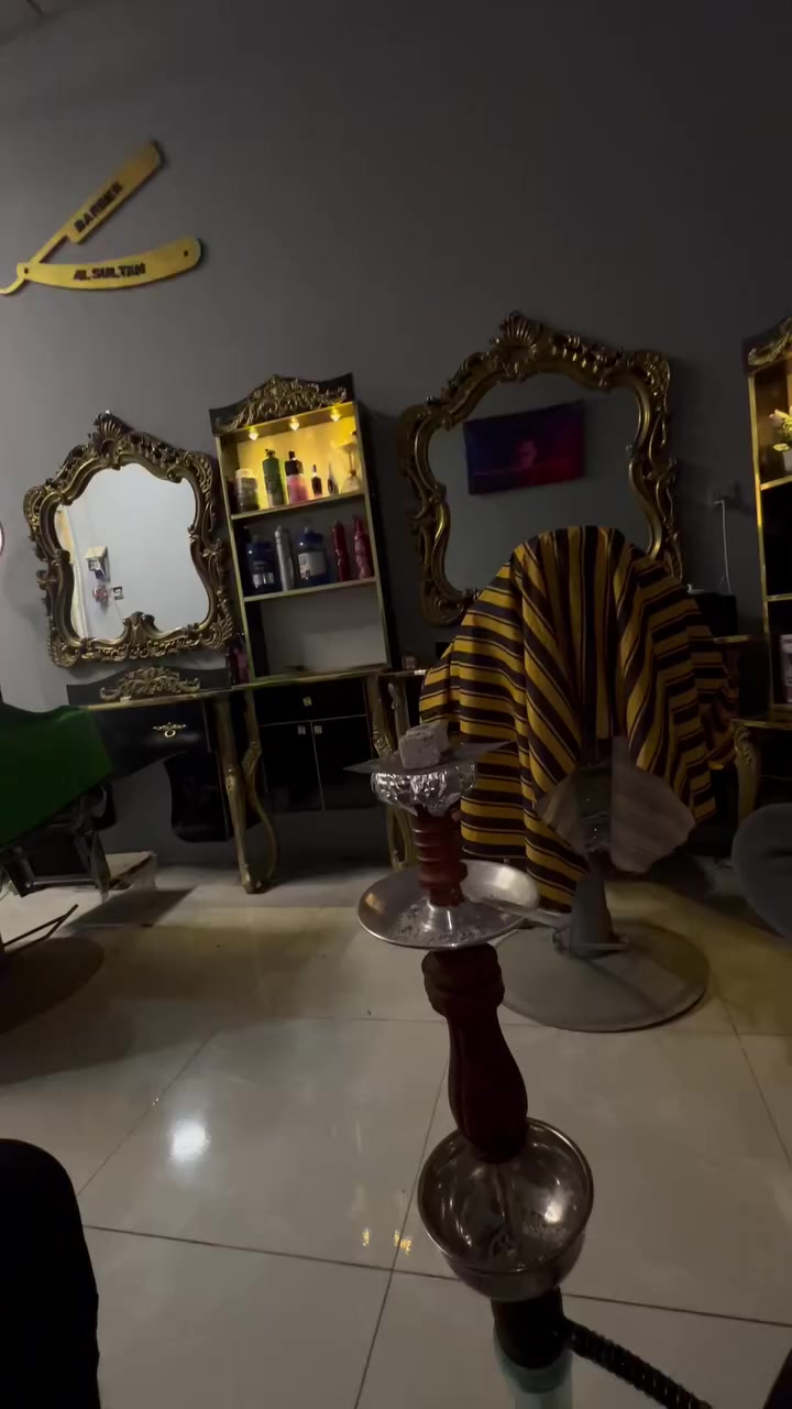 السلام عليكم محل حلاقه متكامل من كلشي  3 كراسيً.    حركه ومعه معاميل خير من. الله  المحل صبغ ومسواك وديكور كله جديد سبب البيع  ترك الحلاقه    سعر المحل كلش كلش مناسب 🔥  العنوان الدوانم شارع المكاتب للستفسار  *********** علي اتصال+واتس
