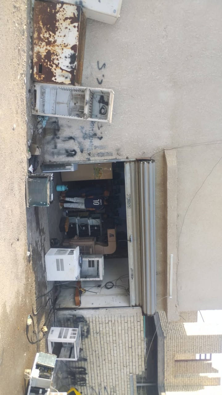 للبيع محلات مع بيت هيكل كبير المساحه ٣٠٠ متر سدت اجبور قريب على الشارع العام السايد الواحد وعلمن حالين مئجرات وارد المحلات شهرين ٥٠٠ الف واكثر  ومجازات رسمين كهرباء ماءومتروك محرم السده ١٥ متر  وللمعلومات اكثر الأتصال برقم ***********
