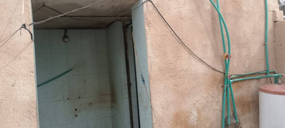 السلام عليكم مكلف بالنشر 
بيت للبيع طابو صرف المساحه 200متر يتكون من ديوانيه طول 10متر وصحيات ومطبخ العنوان بالشطره بالسيديه 
*********** السعر 35وبي مجال
