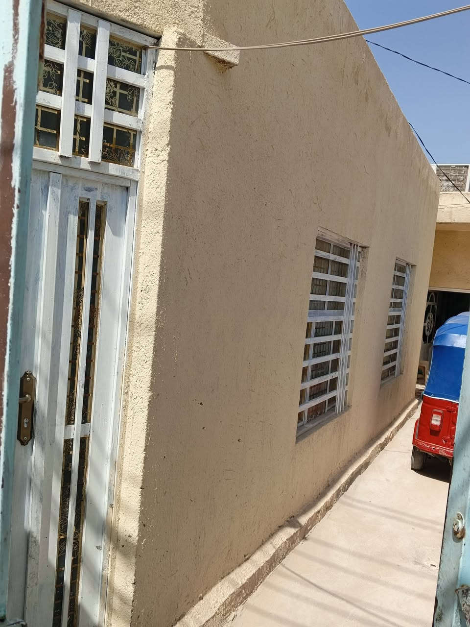 سلام عليكم بيت 260متر موقع الحيدريه حي القاسم قريت عكن زراعي مسجل بل بلديه ماء كهرباء يتكون من اربع غرف نوم استقبال مجاميع صحيه اثنين مطبخ حار بارد بي حوشين مرقم من قبل البلديه التبليط بل باب سعر 40.وقابل لتفاوض.***********
