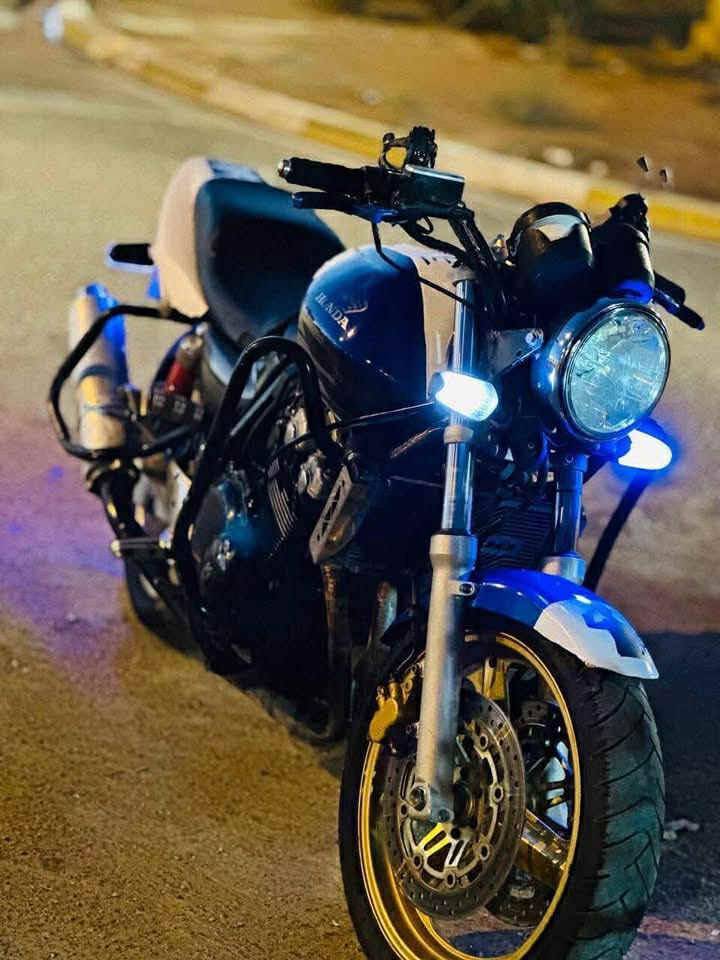 السلام عليكم دراجة CB400جيل ثاني 8ولف كاملة من كلشي مرقمة رقم وسنوية تحويل ثاني يوم السعر 2900وبيها مجال رقم الهاتف ***********
