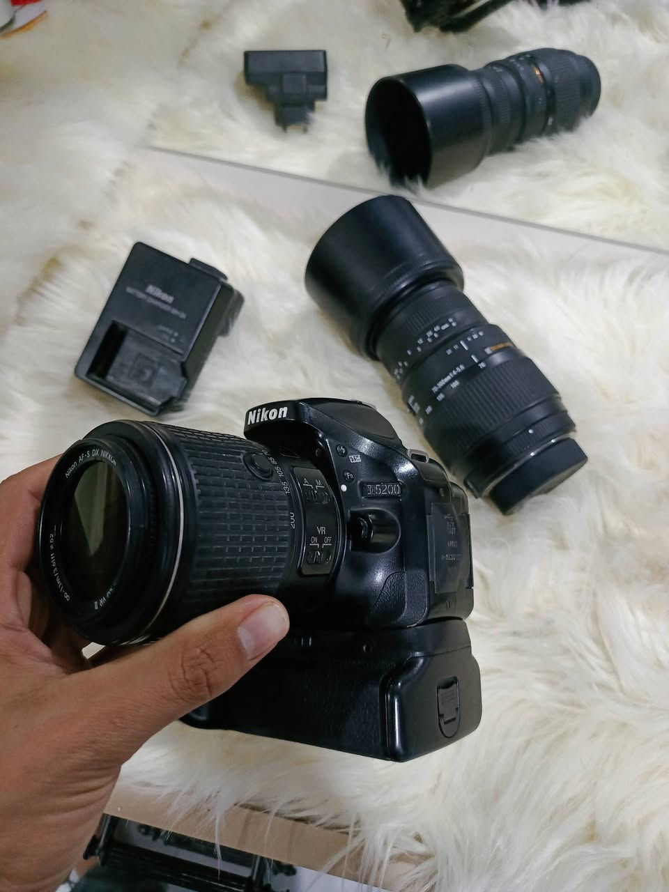 للبيع كاميرا نيكون 5200 مابيها اي خلل 
الملحقات 

عدسات ثنين نيكون 

وحده 55.200 vr 

وحده عدسه رياضي vr 70.300 جديده كارتون

مع جنطه وحزام وكرب وبطاريه وحده 

السعر 350
***********
