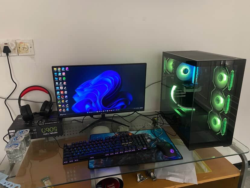 السلام عليكم 

تجميعة تشغل جميع الالعاب القوية والحديثة مناسبة للالعاب الثقيلة والمونتاج والبرامج الهندسية والتصميم 

مع RTX كرت شاشة رهيب وتخزين SSD سريع 

المواصفات 

المعالج احدث اصدار intel core i5-14400F 

وكرت الشاشة RTX 5060 8GB 

والرام RAM 16GB 

والتخزين SSD 1TB 

PSU 650W

نظام التشغيل Windows 11 pro

هسه نجي على الشاشة الرهيبة 

الماركة Avetron 

الموديل G2424Q

الحجم 24 بوصة 

نوع الشاشة IPS Panel 

الدقة (Resolution): 1920×1080 (Full HD)

معدل التحديث: 240Hz

زمن الاستجابة: 1ms (MPRT) / حوالي 3ms

السطوع: 300 cd/m²

التباين: 1000:1

 زاوية الرؤية: 178°

المنافذ: HDMI + DisplayPort

دعم HDR: HDR Ready

 عدد الألوان: 16.7 مليون لون

مع جيمع الاكسسوارات مجانا 

تجميعة قبل 3 اسابيع اشتريتها جديدة جدا

السعر مليون و900 الف

للتواصل وات اب ***********
