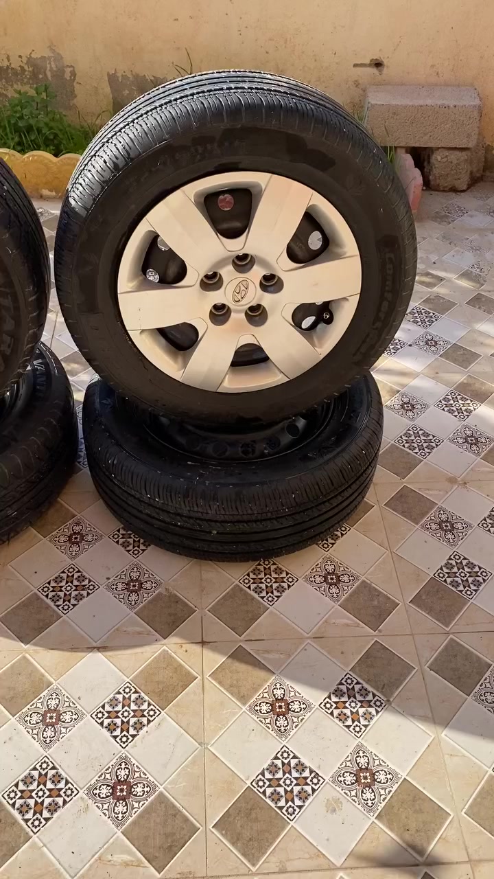 السلام عليكم 
لبيع 
طخم ويل حجم ١٦  (سوناتا )
مع ٤ تايرات 
زوج جديد هابلت
زوج نص عمر  مع طخم كبات جديد 

السعر ١٧٥ 
***********
