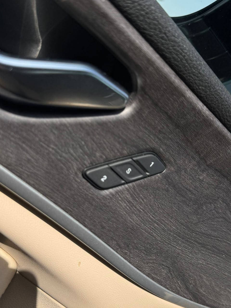السلام عليكم
للبيع 2024 Jeep Grand Cherokee, Limited 4Xe
عداد : 50 الف ميل والسيارة جدا جدا جدا جديدة كلين بدون حادث 
سبير منازل مع العدة كامل 
محولة اصلية 220 فولت 
معرفة قياس الشحن دون الدخول للسيارة 
تشغيل عن بعد 
داخل جلد كريمي مميز 
بانوراما
لدات داخلية 
منفذ HD لعرض الفديو 
فول تحكم بالستيرن
شفتات استيرن
تحكم ثاني بالشاشة من خلال الشفتات
شاشات عدد 3 اصلية 
كراسي امامية كهرباء
ميموري كرسي السائق
تدفئة مقاعد امامية
تدفئة ستيرن
خاصية دخول ذكي 
كاميرا خلفية
رادار امامي 
رادار جانبي
تحديد مسار 
مثبت سرعة تفاعلي
تشغيل عن بعد
باب الصندوق كهرباء
نظام STOP/START ENGINE
نظام صوت ALPINE
دمامات خلفية 
حساسات خلفية
اوتو بريك خلفي
هاند بريك كهربائي (بصمة)
اضوية امامية LED
اضوية امامية زينون عالي/واطي
كشافات ضباب زينون
5 وضعيات قيادة
اضوية خلفية LED

سيارة كلين بدون حادث ومكفولة
  مرقم بغداد 
العنوان بغداد اتصل وبيك خير وتدلل 
***********
