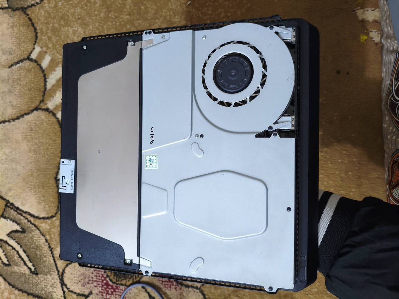 السلام عليكم للبيع بلي ستيشن 4 سلم مهكر واحد تيرا  مع كامل ملحقاته نظافة 99% مع دبل جويستك و يو بي اس مع العاب باتل فيلد1 وباتل فيلدV وبلاك اوبس6  FC 26 وBES26 من الاخير فووول مكاني فلوجة السعر 250 وبي مجال للشراي للتواصل خاص او على الرقم واتساب فقط ***********
