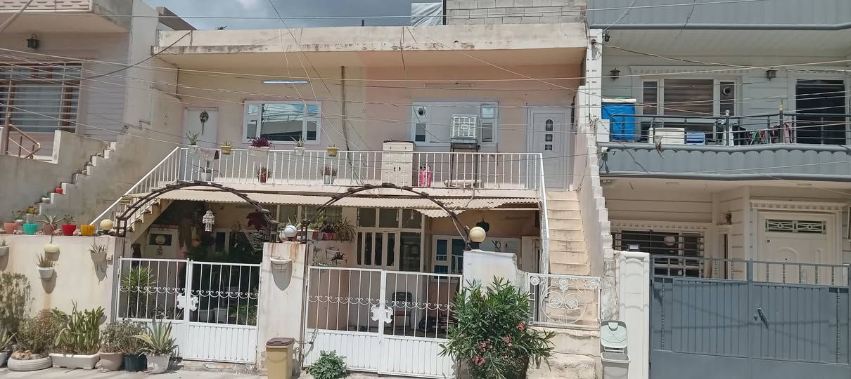 ەم خانووە بۆ فرۆشتن لە بەکرەجۆ
ڕووبەری خانووەکە 200 مەترە و ڕووی ڕۆژهەڵاتە وبیرێکی باشی تیایە
خانووەکە لە شوێنێکی باشدایەو هەموو خزمەت گوزاریەکی بۆ کراوە نزیکی دوکان وبازاڕ و مزگەوت و قوتابخانەیە
موڵکەکە دووخانووی 5بە 20 تیا دروست کراوە
کەهەریەکەیان پێکهاتووە لە دوو نهۆم نهۆمی یەکەم بریتیە لە مەتبەخ و میوان نوستن و موشتەمەلات ونهۆمی دووەم بریتیە لە دوو ژوور و موشتەمەلات
نرخی ئەم موڵکە 8 دەفتەر و نیو معامەلەیە
بۆ زانیاری زیاتر پەیوەندی بکەن بە نووسینگەی نوێ بوونەوە 
***********
