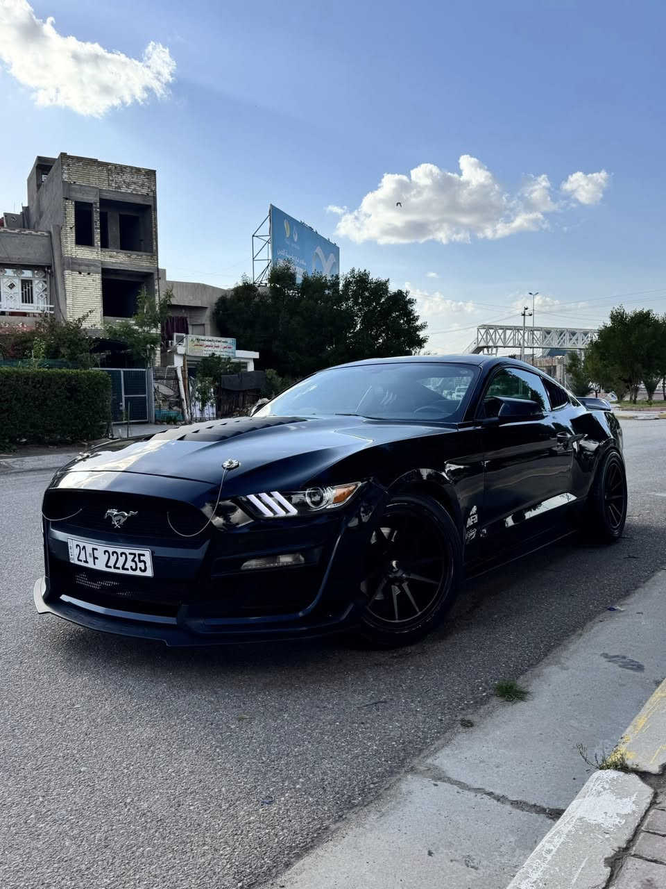 السلام عليكم 
فورد موستنك 2016 / مكينه V6  كير عادي ماشيه 70 مايل حقيقيي السياره جديده بمعنى الكلمه رقم سليمانيه مميز مكان السياره بغداد السيديه وهذا رقمي *********** حيدر
