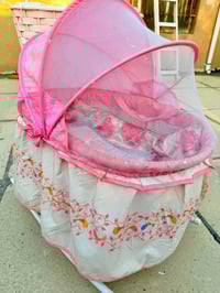 كاروك اطفال لون وردي حجم متوسط يخبل مابي اي شي يتركب وينفتح وبي حماية ...