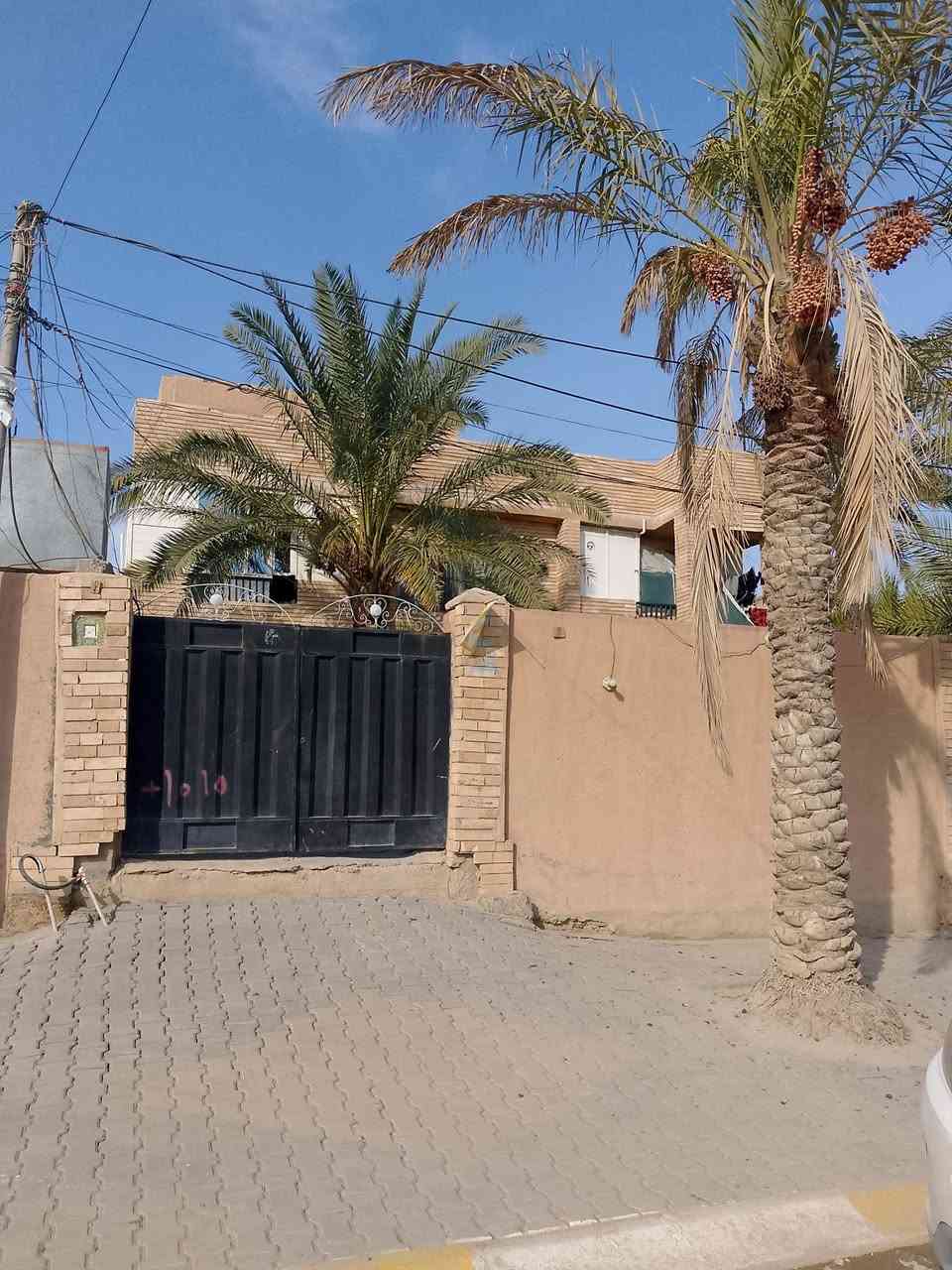 دار للبيع المساحه 600 متر تجاري على سايدين تبليط
حي الضباط السعر 700 قابل للتفاوض 
***********
***********
