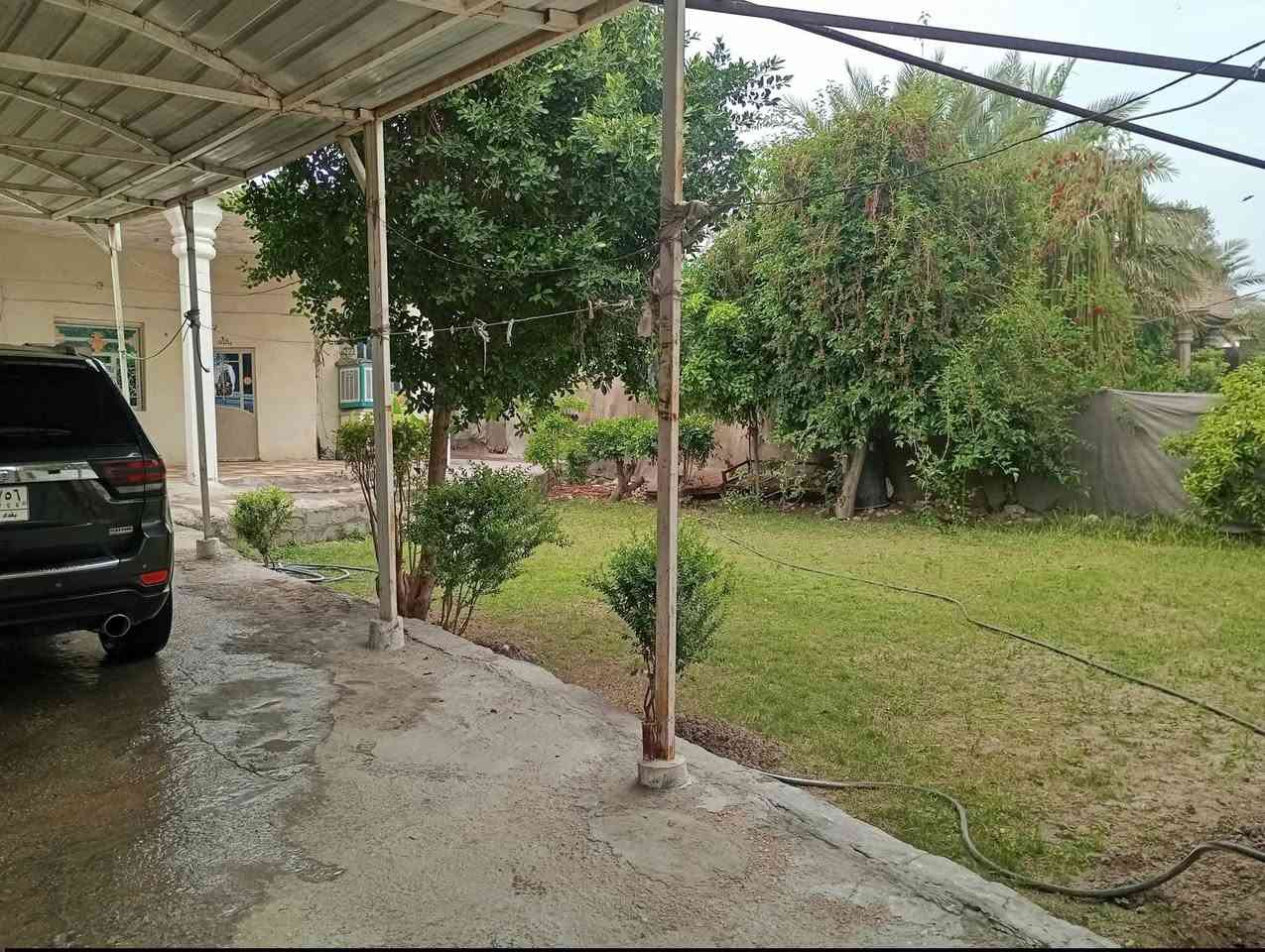 االسلام عليكم عندي بيت للبيع مساحته 600 متر متكون البيت من ثلاث غرف نوم وصاله كبيره واستقبال وصحيات خارجية وداخليه متوفر بي مي كهرباء قرب محطة الريفيه وجه شارع عام  شارع حله بغداد للستفسار على الرقم ***********.. ***********
