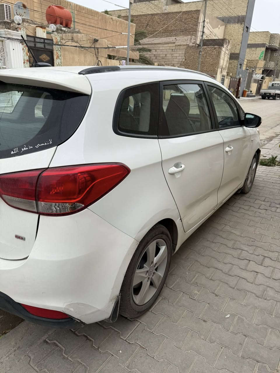 سلام عليكم كيا كارينز وارد امريكي ضربتها فقط باب الجنطة و نفسه مرجع و هنا بيها بس شخوط و دحچات موديل ١٤ سبعة راكب محرك و گير و تبريد و تدفئة بالكشنات و ثلاجة و كاملة من كل شي  گاعية جلد و دوشمة جديدة 
ما عدا بعض النقوصات البسيطة 
سنوية بإسمي و مكانها بالنجف و سعرها ١١٥ 
***********
