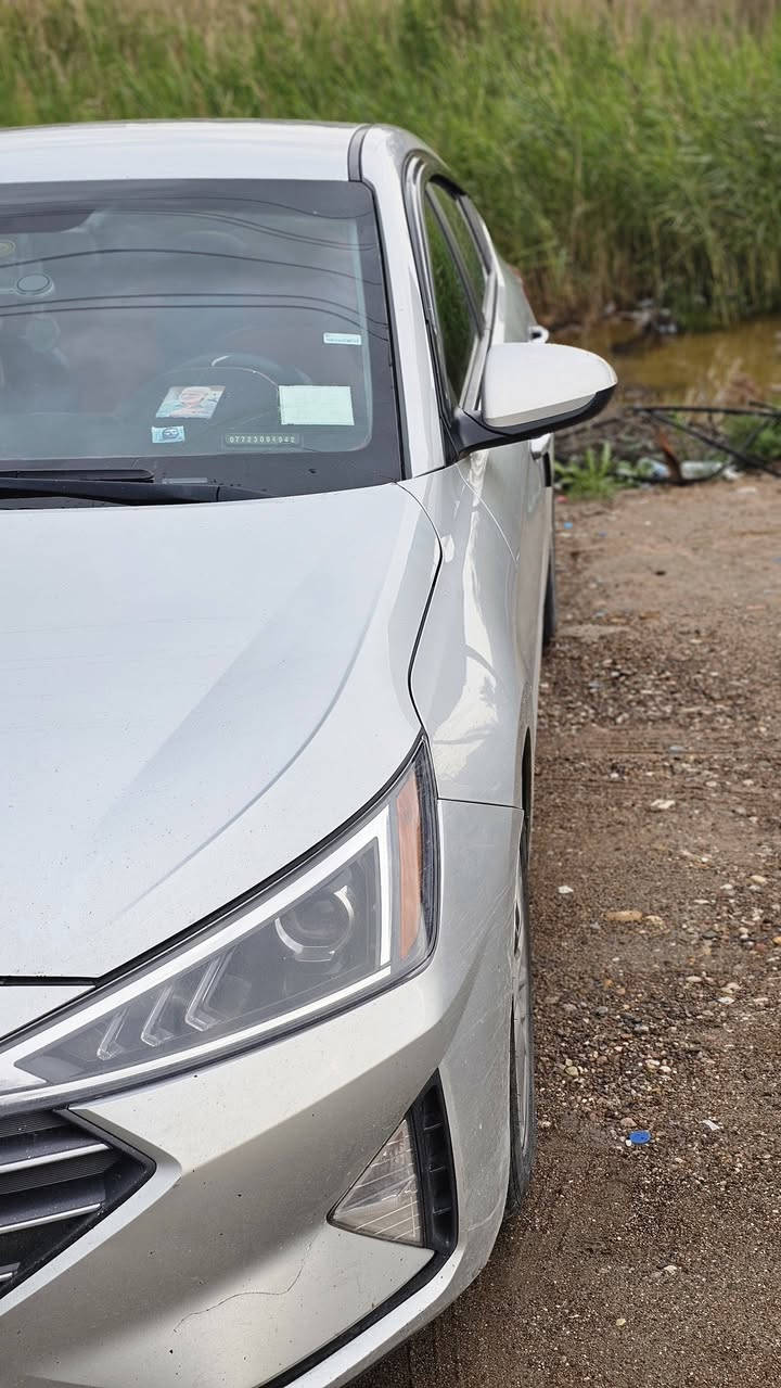 السلام عليكم 
النترا وارد امريكي موديل ٢٠١٩ سيارة نص فول موصفات تحديد مسار 
مانع انزلاق 
رادار امامي 
٣ وضعيات قيادة 
تحكم مقود جهتين 
وباقي المواصفات المتعارف عليهة 
سيارة ماشيه ٨٤ مايل قابل للزيادة 
رقم ديالى تحويل ثاني يوم 
ضررها بونيد فقط مبدل بأمريكا بلادي نفس اللون صور حادثها موجودات 
للأستفسار اتصل *********** 
غير متواجد عل فيس
