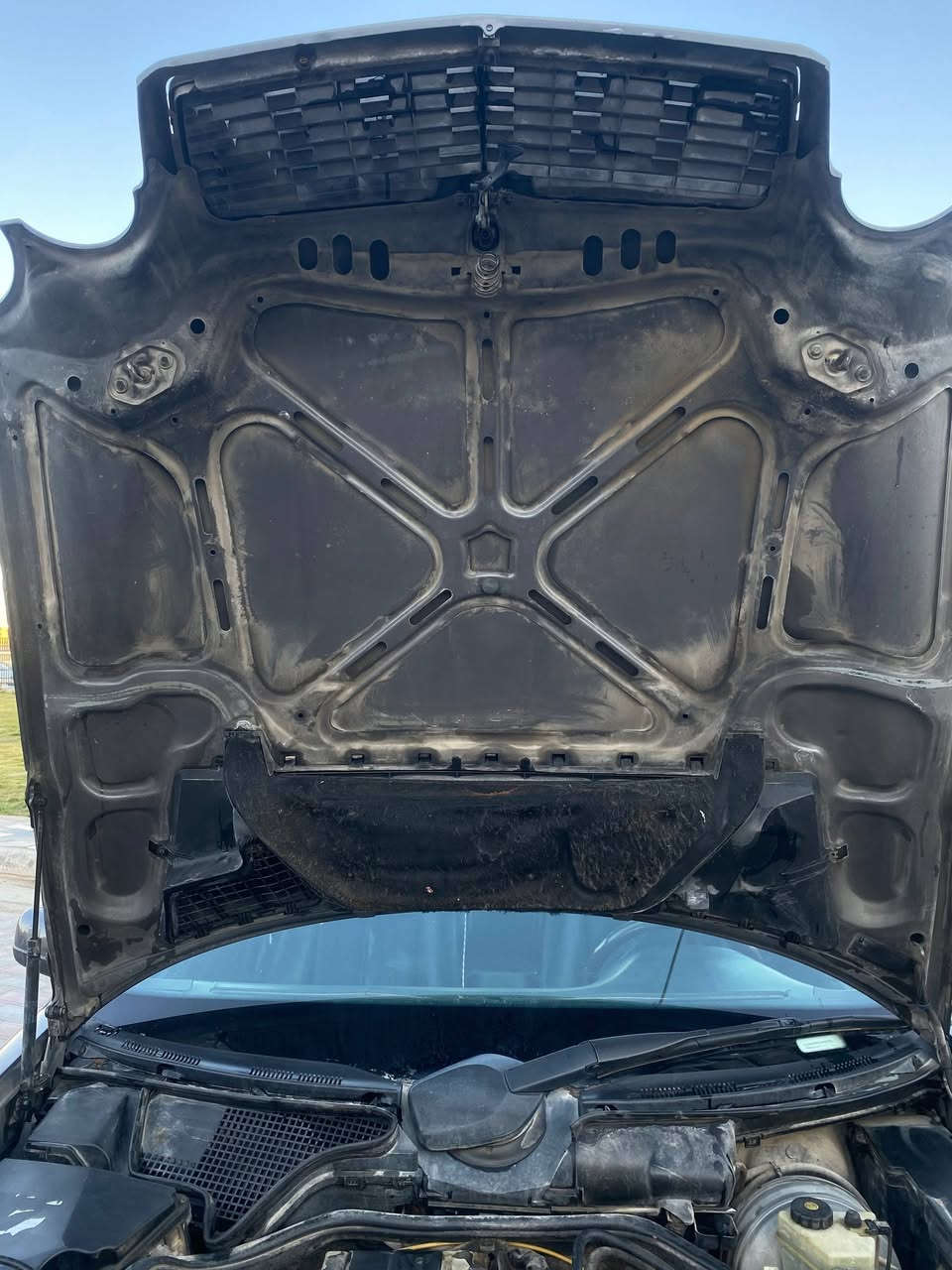 السلام عليكم ورحمة الله وبركاته
مارسيدس ام عيون موديل 1996 
محرك خراطيم بلادي 
السيارة مثل ما موضحه في الصور 
كير محرك مكفولات 
التبريد ميشتغل 
ويحتاجلها كم شغلة ترتيبات 
 ومثل ما موضح بيها باب وجاملغ واكو بارد يم الجنطه 

السيارة بيها هواي مواصفات مثل ما واضحه كشن كهرباء 
ذاكرة ميموري 
تجوة قلاب 
دركة مال c300
تنته
كشنات جلد 
غرفتها نضيفه
وبعد باقي المواصفات مال ام عيون 
السنوية بأسمي 

السيارة يحتاجلها ترتيب 
السعر 70
رقم بغداد الماني 
***********
العنوان كربلاء
