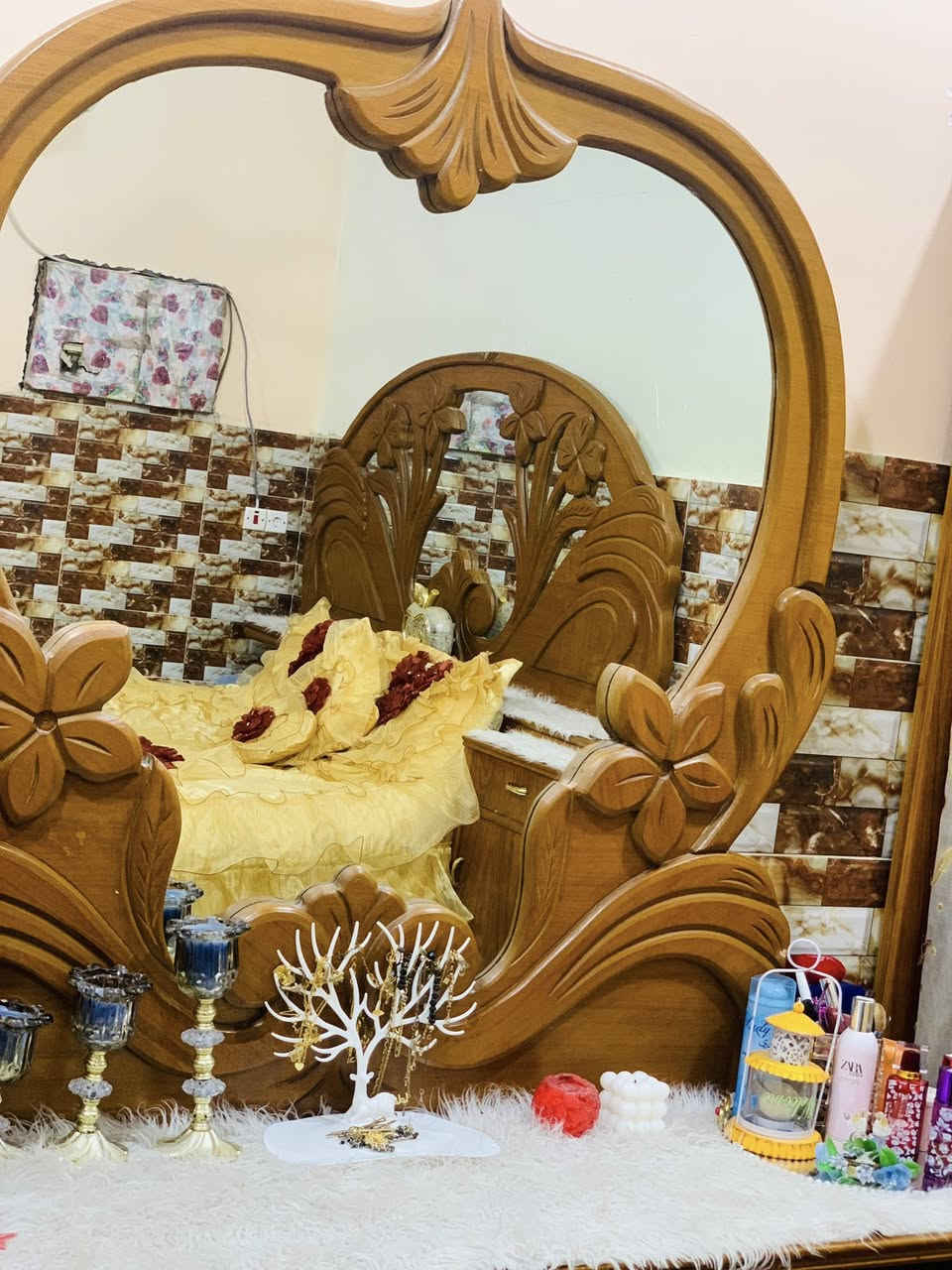 غرفه للبيع نضيفه نجاره عراقي ريدتهه ب مليون و 750 وبيهه مجال
متكونه من كنتور 5 باب 
ميز عدد 2 
جربايه 
زاويه 
ميز تواليت 
***********
