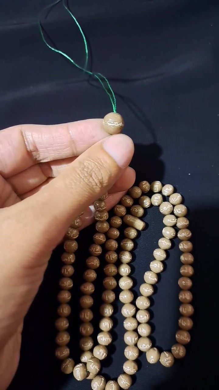 سبحة حسينية من تربة كربلاء المقدسة مكتوب على كل خرزة يا ام البنين
***********
