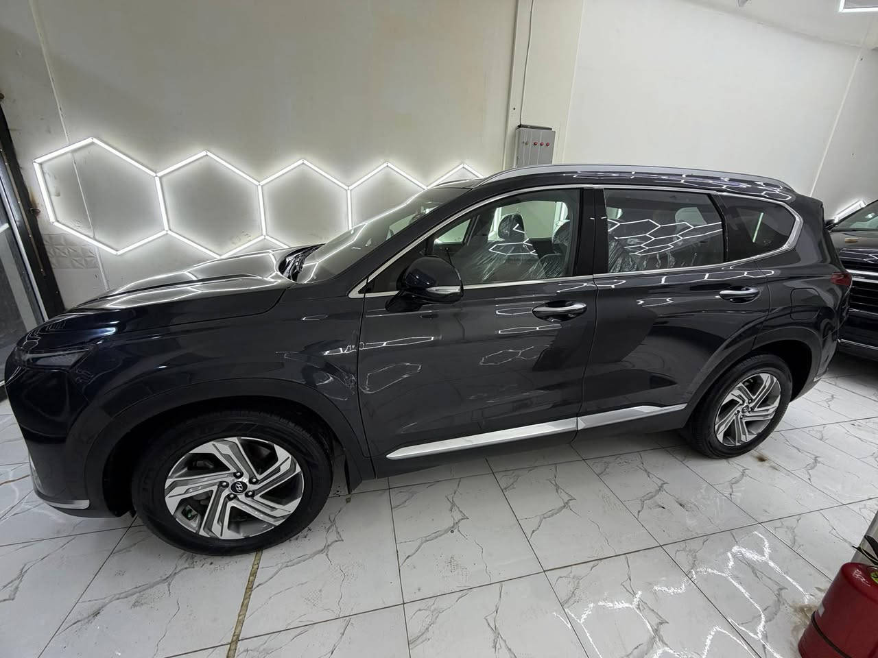 للبيع سنتافي 2022 رقم بغداد بسمي 
◾ مواصفات السيارة
مأشيه62الف /كيلو/
▪️بصمة تشغيل. او تشغبل عن بعد + بصمة أبواب + أنارة ترحيب
▪️كشنات الصفحتين كهرباء + كُشنات تدفئة 
▪️بانوراما طكتين + عداد ألكتروني
▪️شاشة كبيرة + كاميرا دواره 
▪️ رادرات جانبي أمامي خلفي 
▪️ لأيت زنون + بك لايت أيل أي دي 
▪️ اوتو بريك + كُشنات جلد 
▪️لدأت أمامي خلفي
▪️صندوق كهرباء 
▪️سماعات هارمن
▪️ تبريد أمامي خلفي قُطعتين
▪️نظام اوتو ستوب بلأزدحام 
▪️نظام تحديد مسار للسياقة الألكترونية 
▪️ شحن واير ليس
▪️تحكم أستيرن كُل الجهات + مُحرك 2500
▪️ ثلاث أنظمة قيادة { سبورت / نورمال / سمارت } 
▪️ شفتات بل أستيرن + داخل السيارة كاربون فايبر 
▪️بلوتوث + اواكس + واي فاي 
▪️مانع أنزلاق + كروز سرعة 
▪️اشاير بالمري
▪️سايد بريك بصمة
▪️ويل كب كُروم 
▪️شاشه عداد ديجتال 
▪️سبير الشركة كتلوكات الشركة
حادث تبديل بنيد مع بارد خشم الشاملغ بالعراق صار بيه طخه باب الصدر او رجعت بارد 
للستفسار ومعرفت السعر. اكثر ع خاص متواجد 
215 
------------------


**إذا كنت صاحب هذا الإعلان وتريد حذفه لأي سبب، رجاءا أرسل رسالة إلى الدعم الفني**