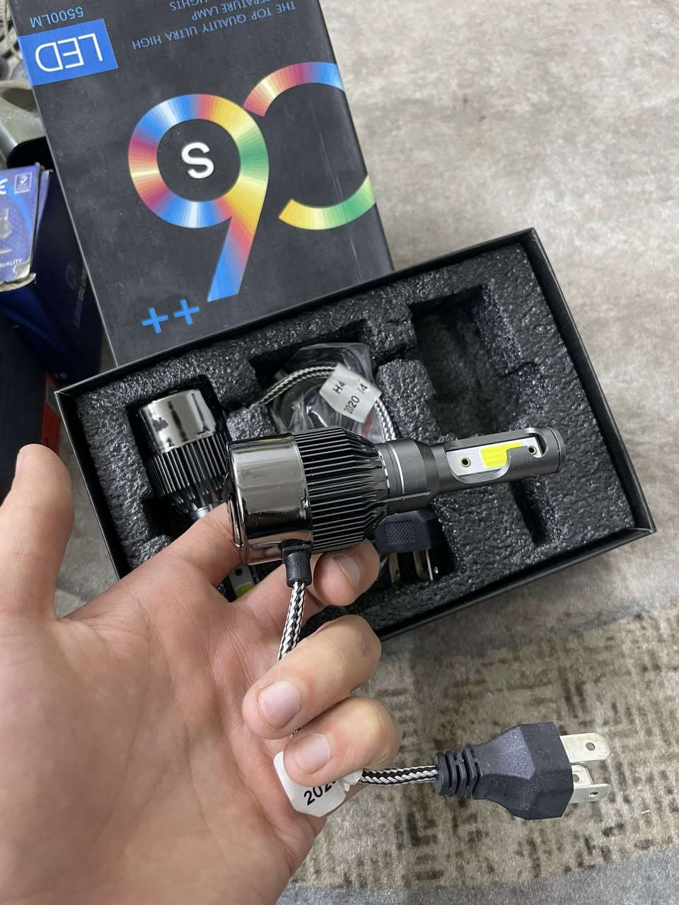 السلام عليكم
- يتوفر
- بانزات 
- لايتات زنون ابيض 
- لايتات اصفر سني  ( تفصيخ ) اصفر  عدد (2)

***********
