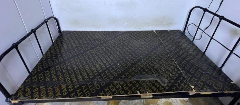 سرير طابقين خشب وحديد السعر 60 الف تكمة ثقيل  نفر كامل 90*190
كنتور سلايد تركي السعر 100 الف
مرايا طولانية خشب توكي متحركة السعر 60 الف 
سرير حديد وخشب 
نفر كامل 90*190
للبيع 
السعر 45 الف 
للاستفسار مراسلة واتساب 
***********
