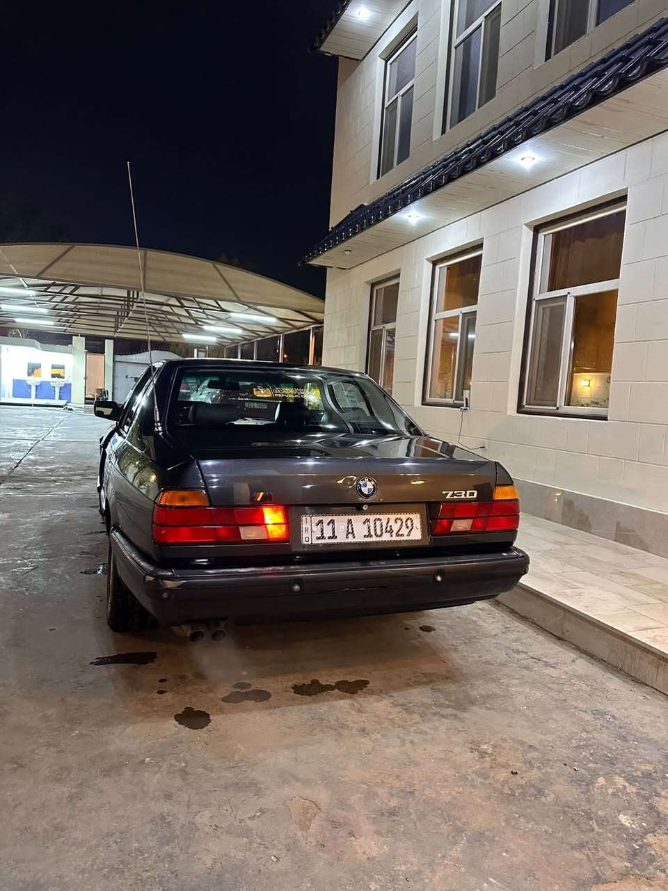 BMW
موديل 1993 حجمها 730 
السيارة بلادية
مكفولة كفالة عامة من الصبغ كشرها نضيف حيل 
السيارة فول مواصفات 
حساسات امامي خلفي 
كشنات جلد و كهرباء السائق و الراكب و خزن ميموري 
فتحة سقف
جام اوتو
بردة خلفية بلادية 
مثبت سرعة شغال 
تبريد ثلج 
كهربائياتها بلادية 
تخم تاير جديد
صدر جديد 
السيارة جديدة بمعنى الكلمة ممشاها 200 الف كيلو  
ترايها وين متريد 
سعرها 90 ورقة وبيها مجال 
***********

