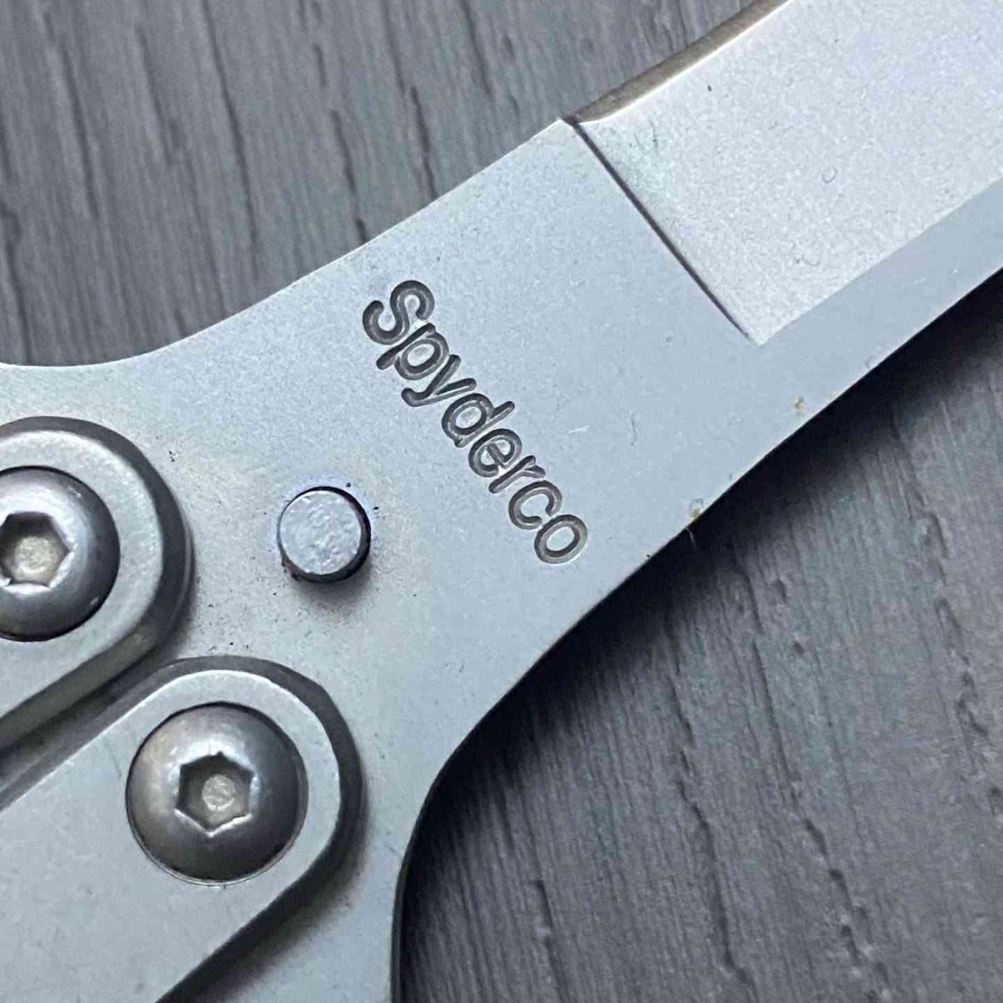 ⁨ 🔪 سكين فراشة (Butterfly Knife / Balisong) للبيع
 الحالة: مستعملة بحالة ممتازة جداً ونظيفة (نفس الصور تماماً).
 نوع الستيل: مصنعة من فولاذ 440 Steel المقاوم للصدأ والقوي.
 التصميم: تصميم كلاسيكي مميز باللون الفضي الكامل، انسيابية عالية في الحركة والقلب (Flipping).
 الملحقات: تجي مع الكفر (الجراب) الخاص بها للحفاظ عليها.
 النقوش والبراند: مختومة بشعار Spyderco ورقم الستيل 440.
💰 السعر:
50,000 دينار عراقي (قفل)
راسلني للحجز،📍 المكان: بغداد (متوفر توصيل لجميع المحافظات في حال الإتفاق)⁩


**إذا كنت صاحب هذا الإعلان وتريد حذفه لأي سبب، رجاءا أرسل رسالة إلى الدعم الفني**