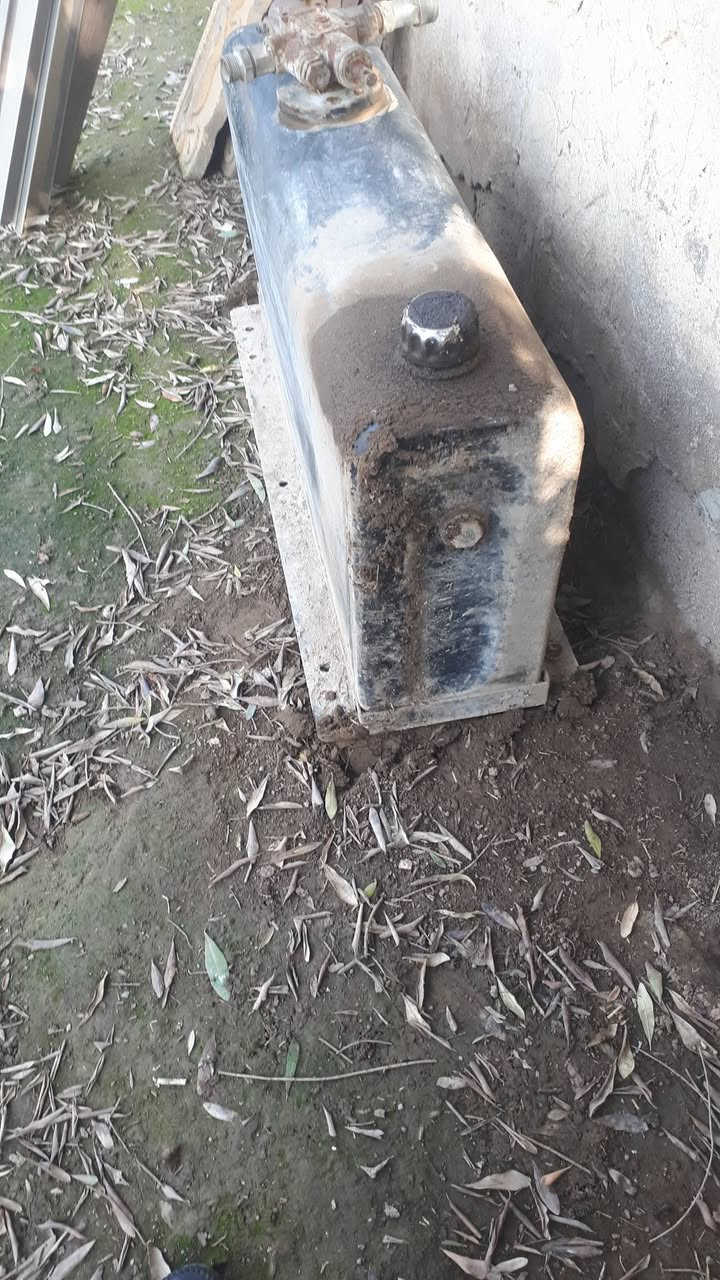 السلام عليكم عندي تانكي هيدروليك مال قلاب للبيع مع الصوندات للاتصال على الرقم ***********
