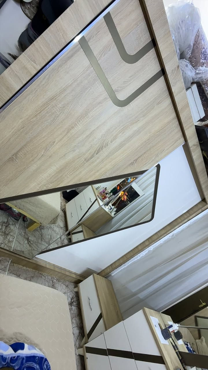 غرفه نوم تركي للبيع 5 قطع 
جديده مبيها شخط 
شباب بس الميز المجر الاخير فقط الغطه مالته يعني بدون مجر 
سعرها 300 بدون الاسفنج مال جربايه 
بغداد زيونه 
***********
